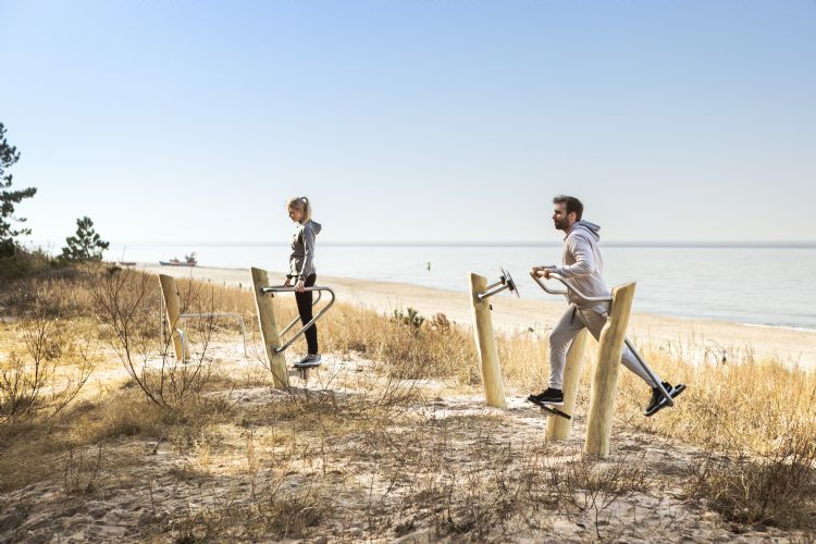 De nieuwe Robinia-fitnesstoestellen van acaciahout De nieuwe Robinia-fitnesstoestellen van acaciahout