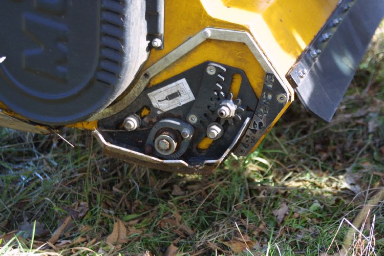 De maaihoogte is met dit robuuste systeem heel eenvoudig in te stellen. De maaihoogte is met dit robuuste systeem heel eenvoudig in te stellen.