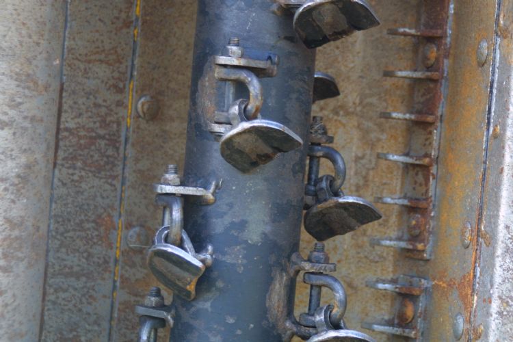 De spiraalvormig aangebrachte M-klepels zijn gemakkelijk te vervangen. De spiraalvormig aangebrachte M-klepels zijn gemakkelijk te vervangen.