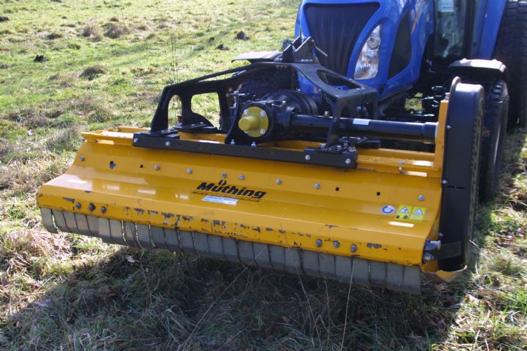 Mechanisatiebedrijf Wevers verzorgde de frontaankoppeling van de aftakas-aangedreven klepelmaaier met Zuidberg-materiaal, compleet met snelkoppelingen voor de hydraulica. Mechanisatiebedrijf Wevers verzorgde de frontaankoppeling van de aftakas-aangedreven klepelmaaier met Zuidberg-materiaal, compleet met snelkoppelingen voor de hydraulica.