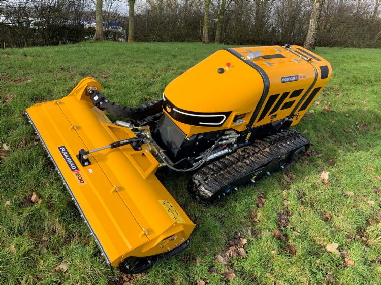 Inclusief een 130 cm breed maaidek weegt de machine 1.300 kg. Inclusief een 130 cm breed maaidek weegt de machine 1.300 kg.