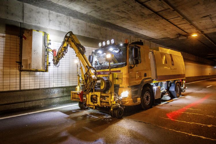 De V65e is de eerste volledig elektrische truck-gemonteerde veegwagen in Nederland. De V65e is de eerste volledig elektrische truck-gemonteerde veegwagen in Nederland.