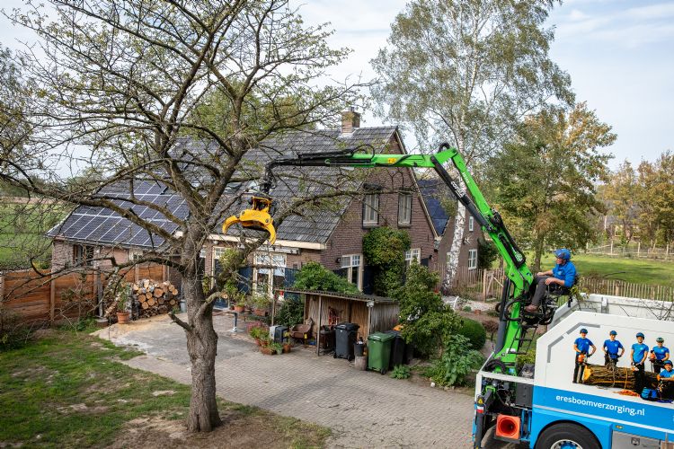 Met Gierkinks velkop gemonteerd achter een kraanwagen is werken in de stad gemakkelijk en veiliger. Met Gierkinks velkop gemonteerd achter een kraanwagen is werken in de stad gemakkelijk en veiliger.