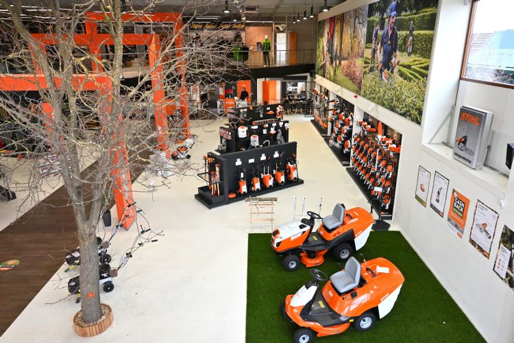 Vorig jaar opende Poel Bosbouw een nieuwe locatie in Veghel. Vorig jaar opende Poel Bosbouw een nieuwe locatie in Veghel.