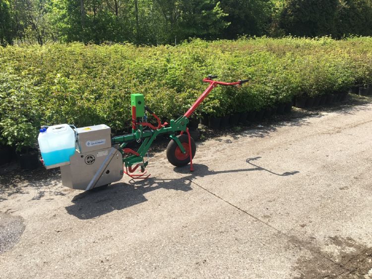 Wat betreft vloeistoffen kun je met de werktuigdrager meststoffen, 'groene' plantversterkende middelen en bacteriepreparaten als <i>mycorrhiza</i> en nematoden toedienen. Wat betreft vloeistoffen kun je met de werktuigdrager meststoffen, 'groene' plantversterkende middelen en bacteriepreparaten als <i>mycorrhiza</i> en nematoden toedienen.