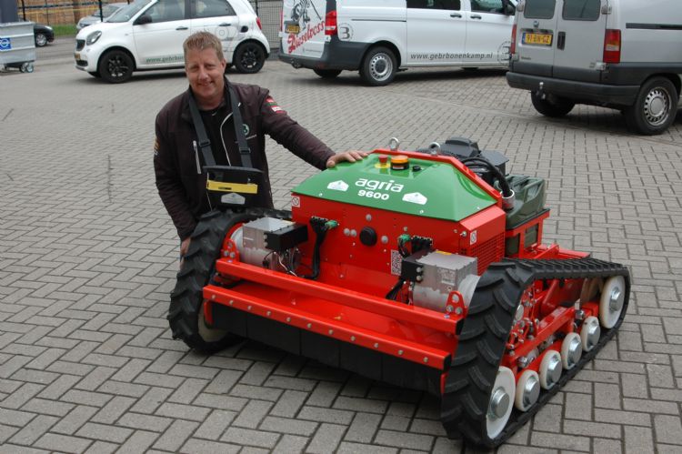 Anne Hekman bij de koolborstelloze elektromotoren die de rubberen rupsbanden aandrijven Anne Hekman bij de koolborstelloze elektromotoren die de rubberen rupsbanden aandrijven
