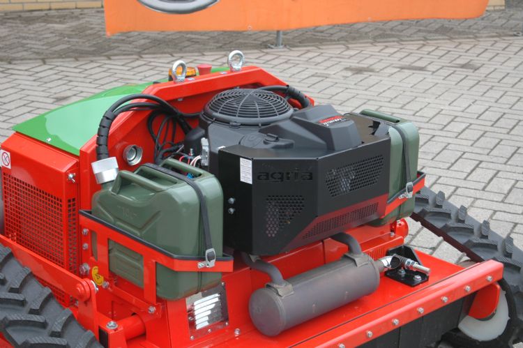 Een Kawasaki 2-cilinder 726 cc 4-taktmotor, de FS730 V EFI, drijft de hybride machine aan. De brandstof in de twee jerrycans wordt gelijkmatig verbruikt. Een Kawasaki 2-cilinder 726 cc 4-taktmotor, de FS730 V EFI, drijft de hybride machine aan. De brandstof in de twee jerrycans wordt gelijkmatig verbruikt.