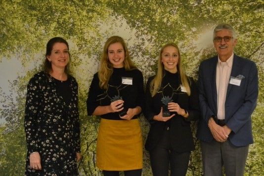 Rachel Heijne (directeur VVM) Loesanne van der Geest, Mieke Westerhaus en Leendert van Bree (juryvoorzitter)