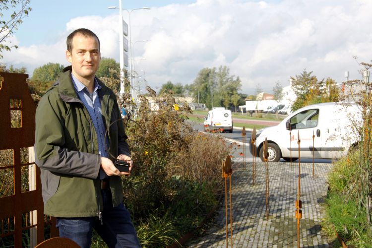 Edo Post Uiterweer (De Aar Hoveniers) met de trofee van De Mooiste Rotonde 2019