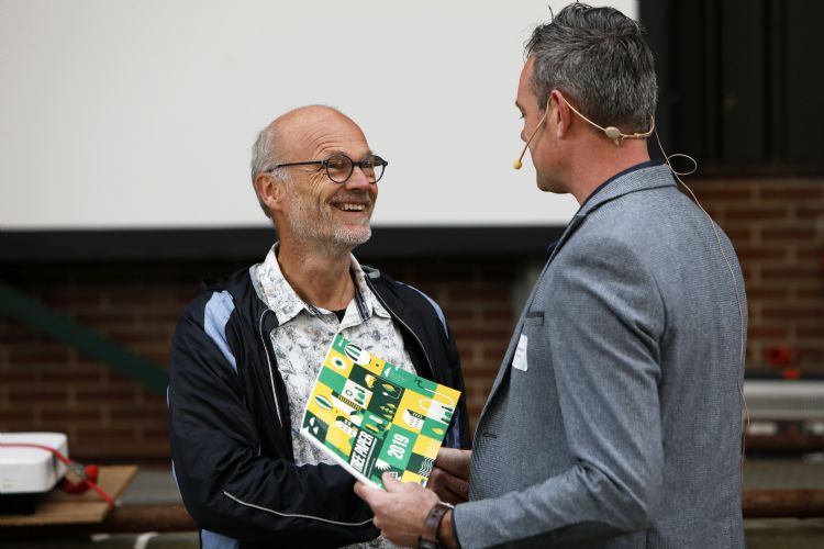 Kees van Ham van de gemeente Tilburg nam het eerste exemplaar namens alle Nederlandse gemeentes in ontvangst.