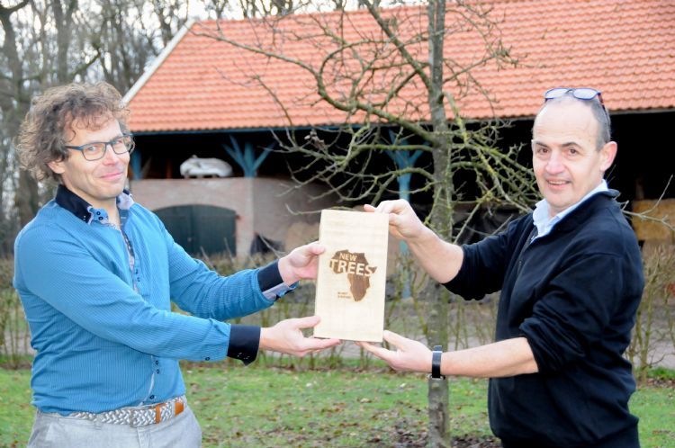 Johan Oost ontvangt het Newtrees-plakkaat van Hein van Iersel