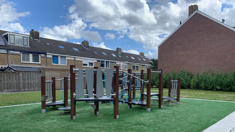 Het evenwichtsparcours dat Hercules Speeltoestellen in de Bachstraat in Numansdorp in de gemeente Hoeksche Waard heeft aangelegd