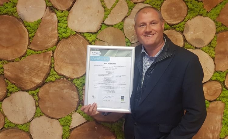Dennis Verhoeven van Werkom Groen toont trots het Groenkeur-certificaat. Foto: Werkom