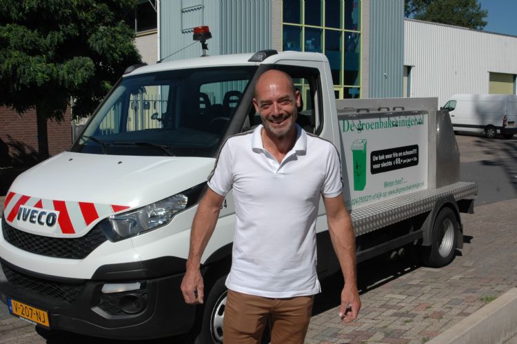 De Groenbakreiniger Peter van de Wiel met zijn nieuwste kliko-reinigingswagen