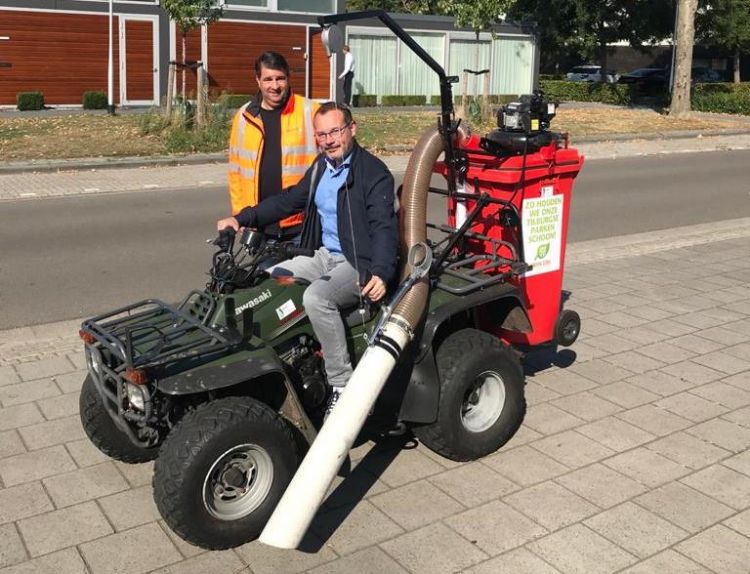 Wethouder van Gemeente Tilburg, Mario Jacobs en Ad Rovers (Groen Xtra) met de afvalquad.
