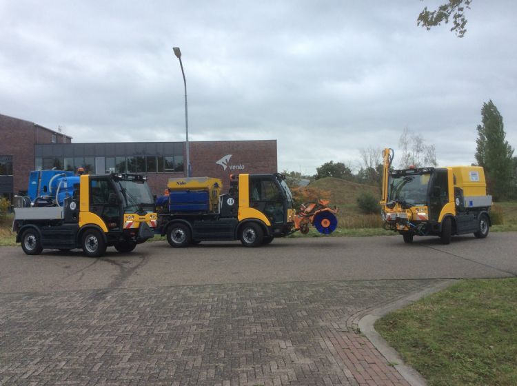 Drie van de vijf nieuwe Multicar-voertuigen. In oktober bouwt de gemeente Venlo de Multicars om; vanaf 1 november moeten ze paraat staan voor de winterdienst.