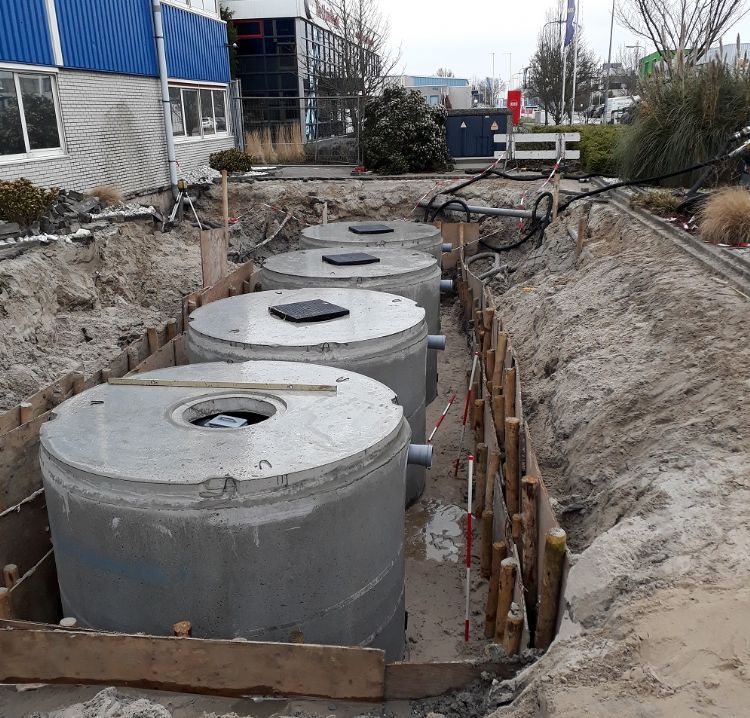 Plaatsing van regenwatertanks op het Groningse bedrijventerrein Euvelgunne