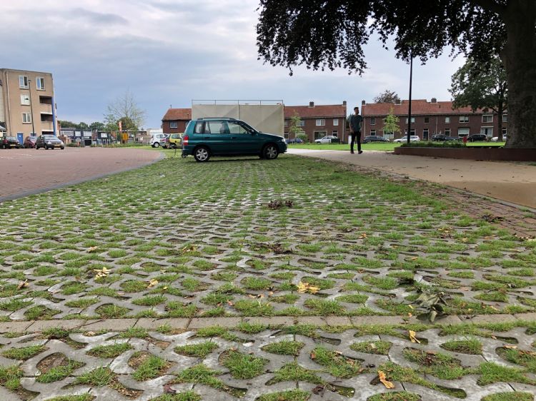 Bij het Wilhelminapark in Dongen is de Flood Bold-tegel van Rainaway toegepast in een aantal parkeerplaatsen.