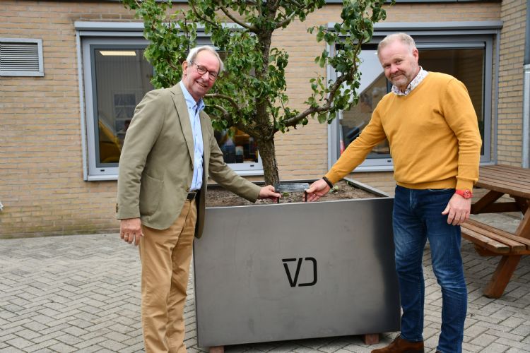Barend van Doorn (Bzn) en Kees Huijgen (Bedrijfsleider) onthullen de boom ter gelegenheid van de fusie. Foto: Van Doorn
