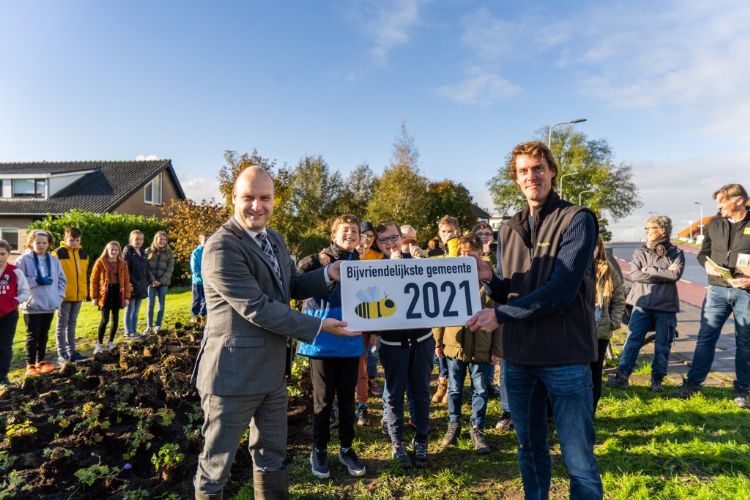 Wethouder Zuidplas Jan Willem Schuurman neemt de prijs in ontvangst van projectleider Sjoerd Luiten. Foto: TekstUeel – communicatie, Waddinxveen/Nederland Zoemt
