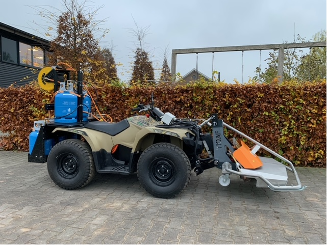 De quad met hetelucht onkruidbrander.