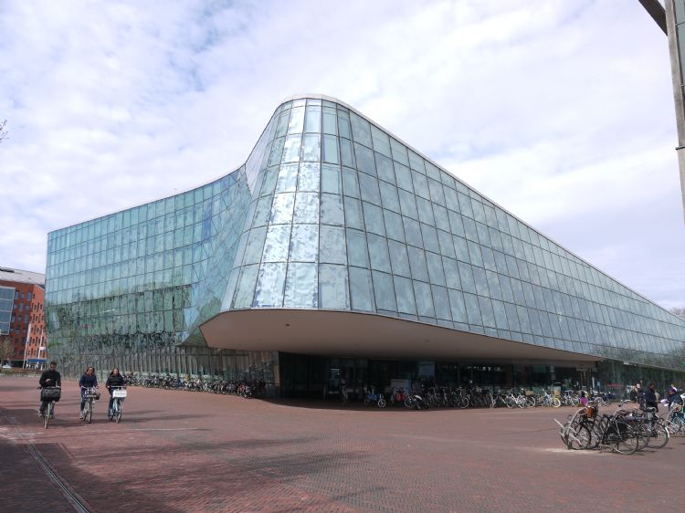 Het stadskantoor in Alphen a/d Rijn. Foto: krysi@/Wikimedia Commons