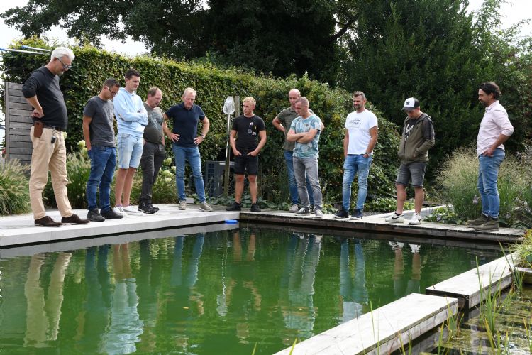 De deelnemers bezoeken een natuurzwembad in Heerde