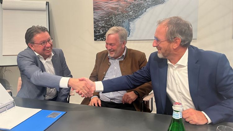 Vlnr: Michel Pieke (directeur Aquafix Milieu), Hans Julius Ahlmann (eigenaar ACO Groep) en Paul Gruson (algemeen directeur ACO Nederland)