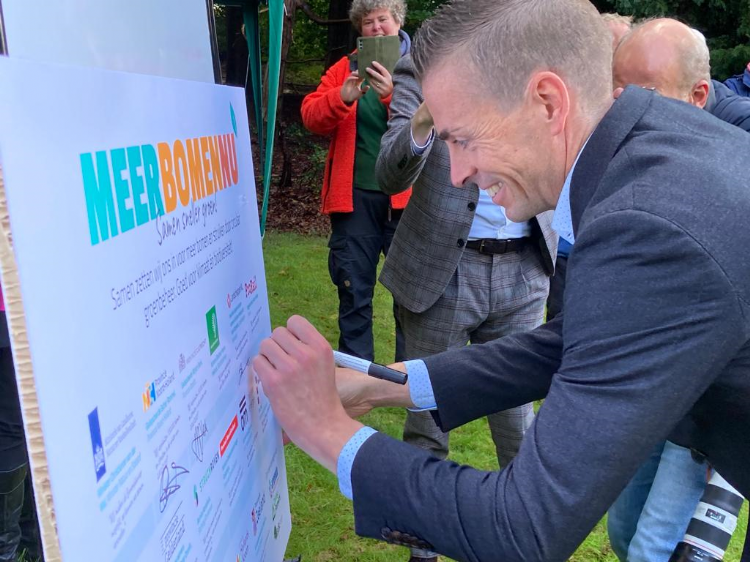 Regiodirecteur Prorail Harro Homan tekende onlangs voor 25.000 bomen en struiken erbij dit plantseizoen. 