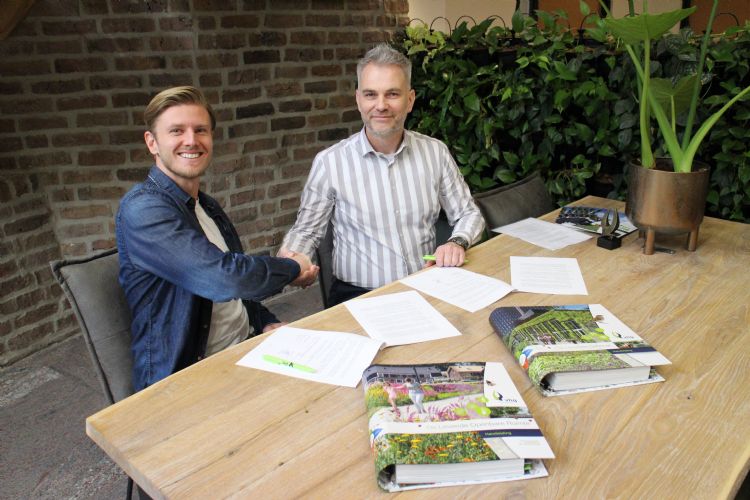 Vanaf 8 december 2022 kunnen VHG-leden bij hun aanbestedingen tegen een gereduceerd tarief gebruik maken van de Altura-app. Matthijs Huiskamp (Altura) en Richard Maaskant (plaatsvervangend directeur VHG) starten de samenwerking met de ondertekening van de samenwerkingsovereenkomst.