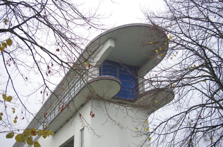 De monumentale Beatrixsluis uit 1936 torent uit boven alle nieuwe inrichtingselementen.