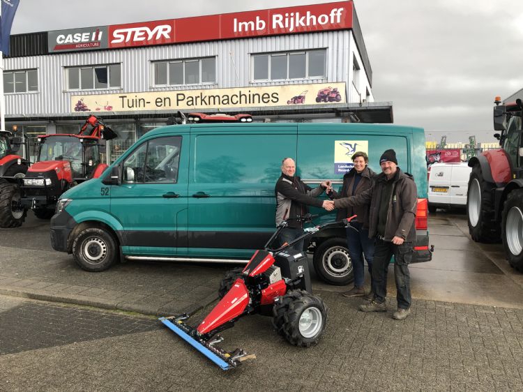 Hans de Jong, eigenaar van Köppl-dealer Rijkhoff Mechanisatie, overhandigt de Köppl maaimachine aan Nienke Kwikkel (programmamanager Betrekken bij Groen) en Paul Vester (technisch beheerder) van Landschap Noord-Holland.