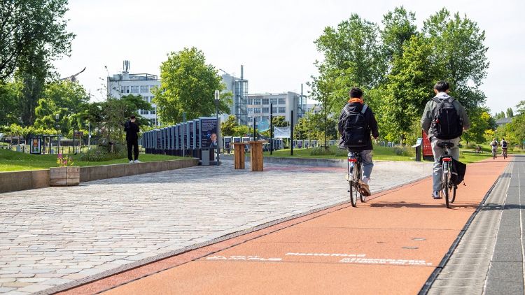 Op de campus van de Technische Universiteit in Delft ligt een zeer intelligent fietspad, aangelegd met CCL300-elementen.