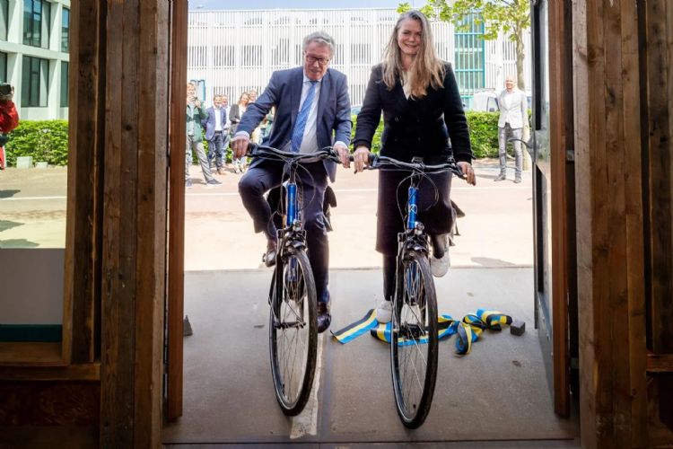 Gedeputeerde Jan Markink en wethouder Cathelijne Bouwkamp openen de circulaire fietsenstalling.