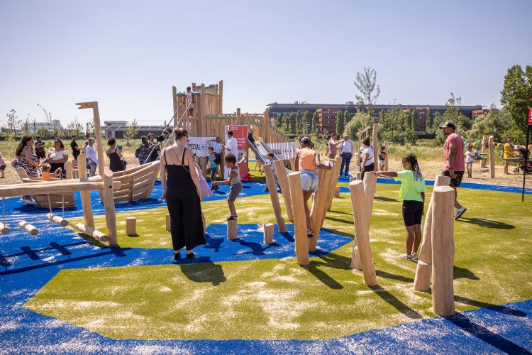 De speeltuin is een sociale en duurzaamheidspilot (Foto: Sanne Couprie en Gemeente Amsterdam)