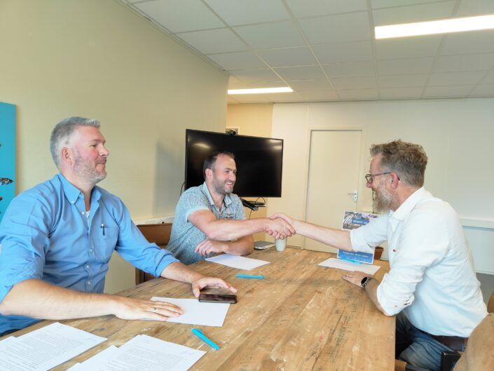 Sander Akkerman en Arjen Wallinga, eigenaren van PLANN ingenieurs, schudden de hand van Edwin de Wekker, eigenaar van Atensus.