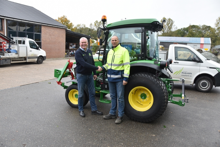 Jan-Hein de Winter van Kraakman (l.) wenst voorman John van Eijk veel gebruiksgenot met de aanschaf.