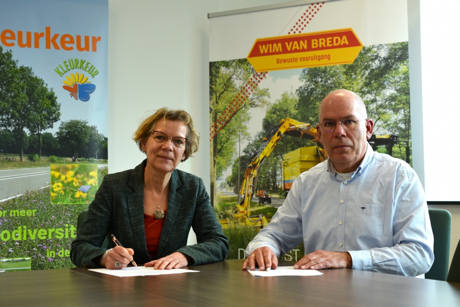 Dick van Breda en Titia Wolterbeek tekenen de samenwerkingsovereenkomst.