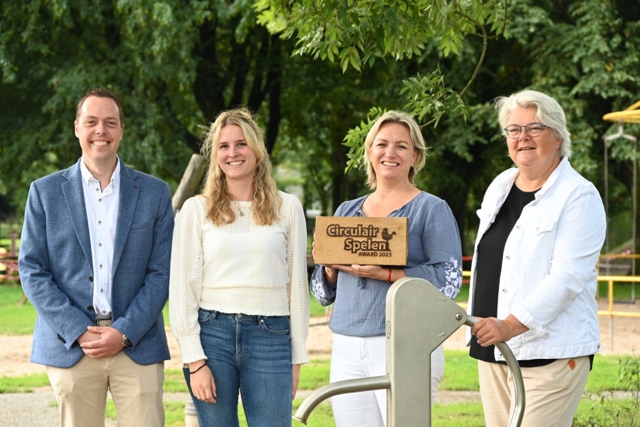 Uitreiking Circulair Spelen Award 2023 - v.l.n.r. Maarten van Walsum, Sanne Bullens, Liesbeth van Tilburg en Klaar Koenraad
