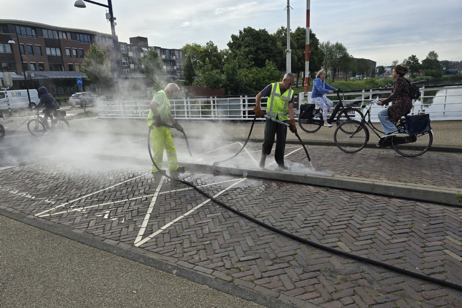 Groenmakers in Doetinchem aan het werk: onkruid bestrijden met heet water van The Green Solution op de brug van Doetinchem