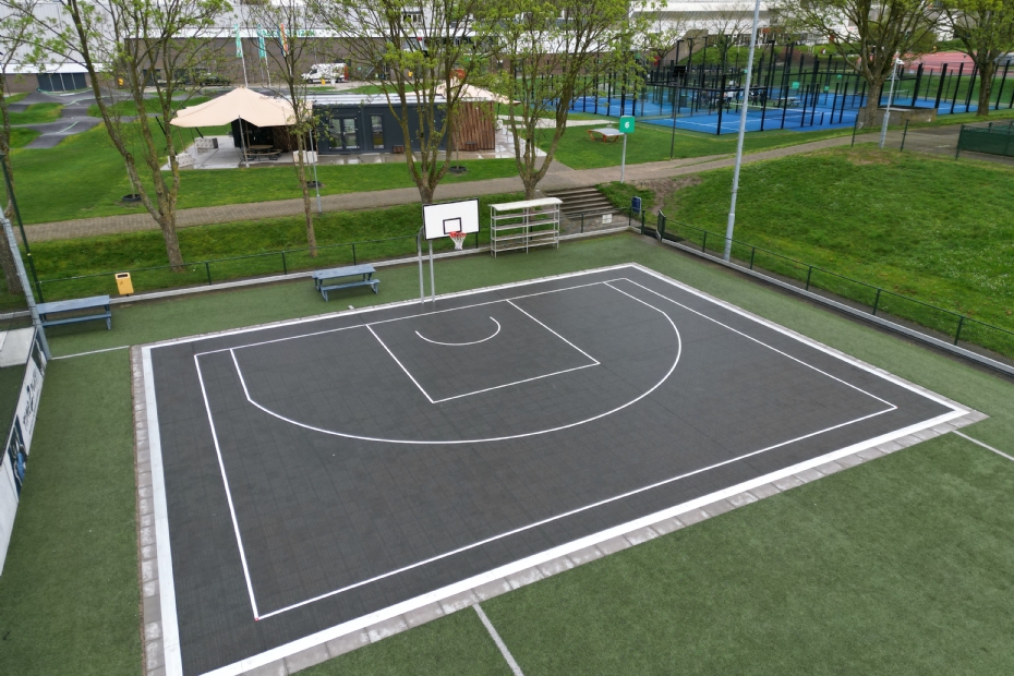 Het 3x3 basketbalveld ligt op Sportcentrum Valkenhuizen naast een speedsoccerveld (Foto: W&H Sports)