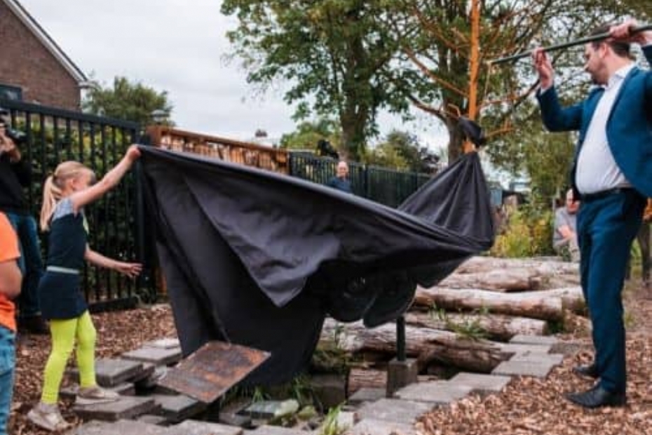 Wethouder Duurzaamheid Evert Stellingwerf en schoolkinderen van basisschool De Vossenburch openen de ecosloot (Beeld via Stichting Steenbreek)