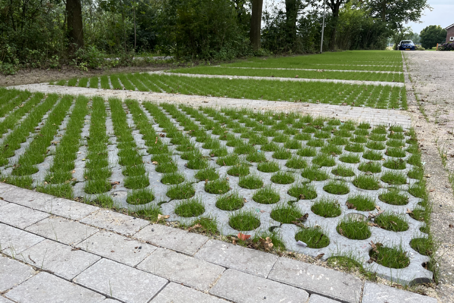 Het parkeerterrein aan de Bennenbroekstraat is uitgerust met de volledige TerraViva-grastegelopbouw