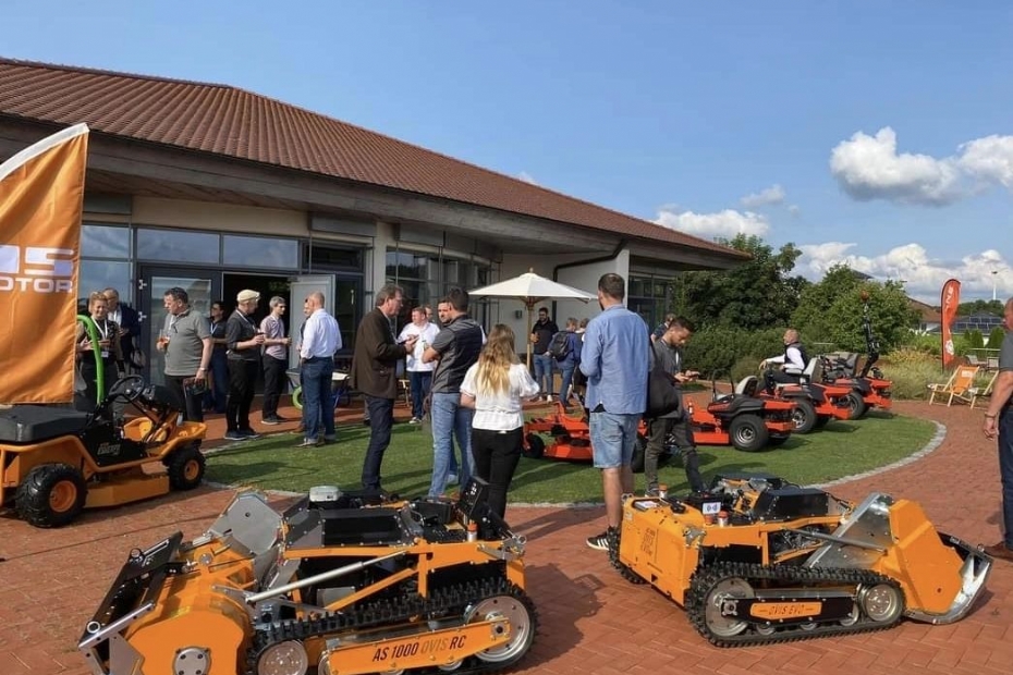 De eerste kennismaking van de vakpers met de nieuwe maaiers