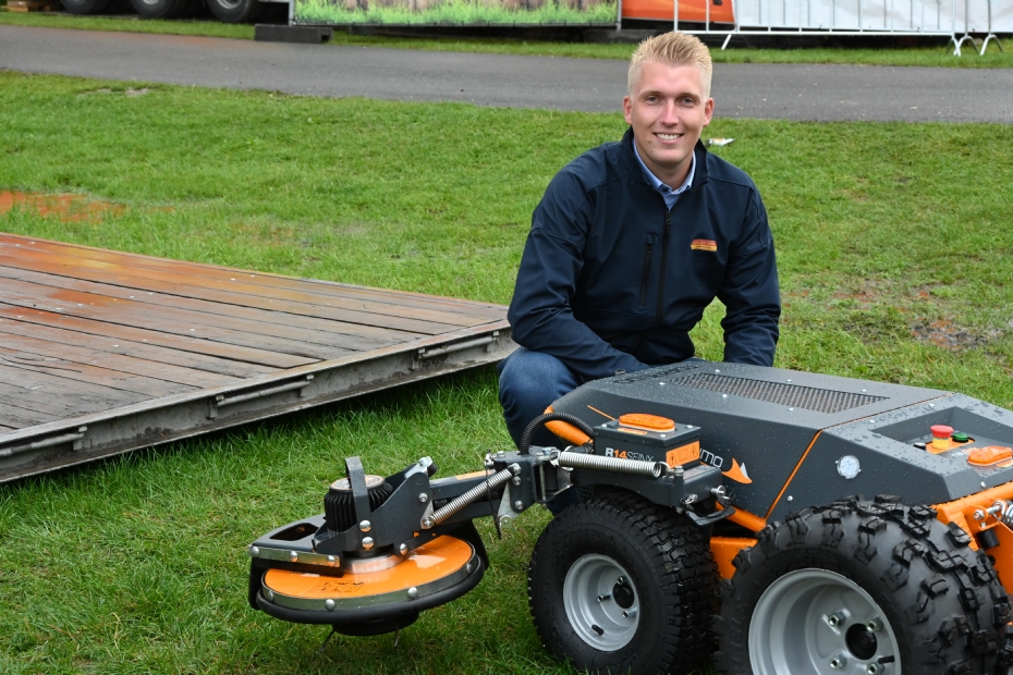 Thom van Valburg, verkoopadviseur Tuin en Park bij Wim van Breda met de nieuwe obstakelmaaier voor de Raymo Torpedo: de R14SFINX.