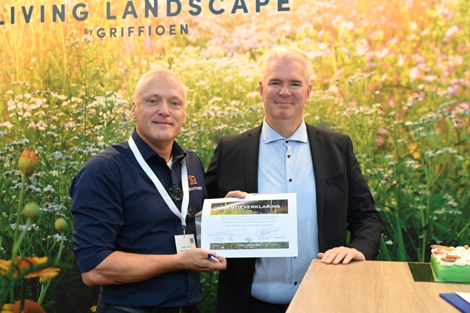 Paul Weidema, senior projectleider bij Stadswerk072 (rechts) en Stefan Verbunt (directeur Griffioen) ondertekenden direct na de officiële lancering een intentieverklaring om het allereerste Living Landscape-project in de gemeente Alkmaar te gaan starten.