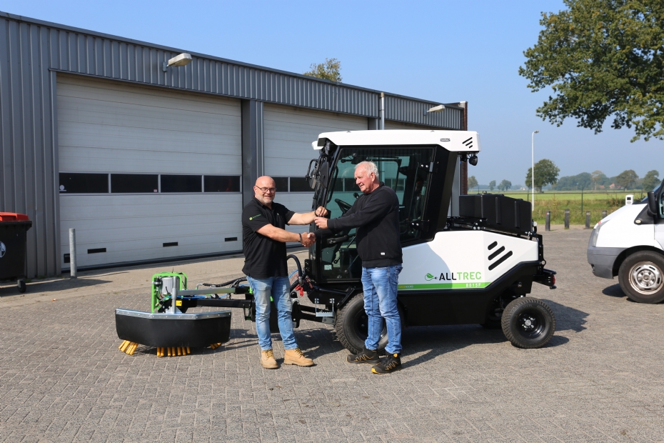 Rinke Hornstra van GroeNoord (l) overhandigt de sleutels van de gloednieuwe AllTRec aan Sije Huismans.