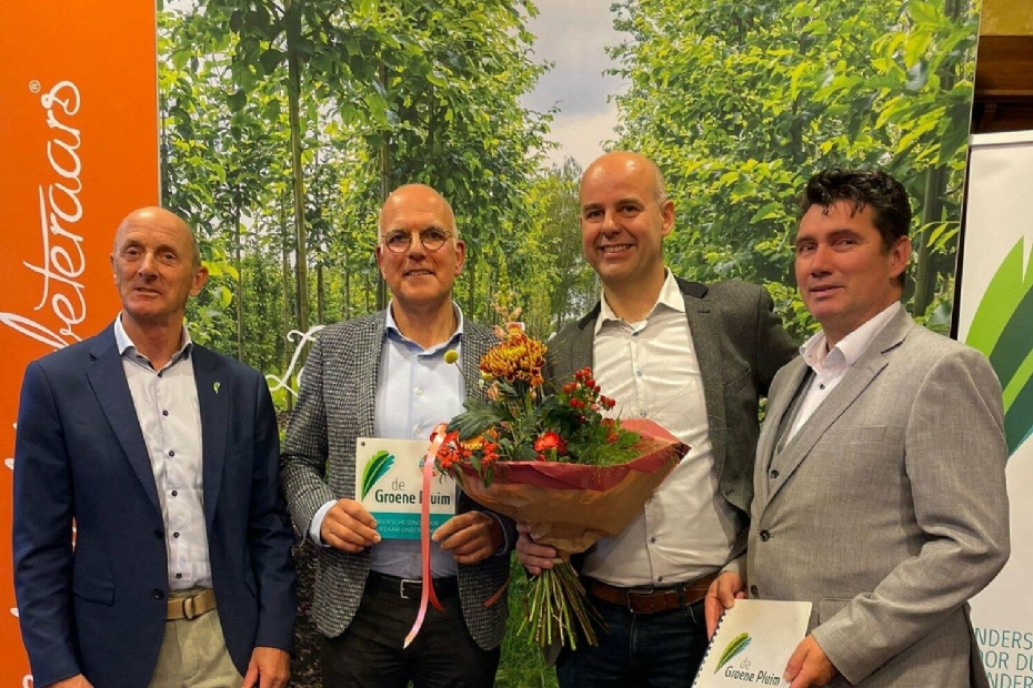 Boomkwekerij M. van den Oever krijgt de Groene Pluim uit handen van wethoudere Erik Logister (rechts)