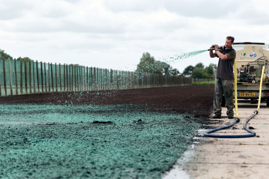 Inzaaien van de matten door middel van <i>hydroseeding</i>