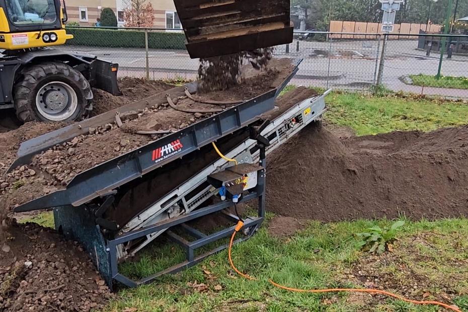 Hofmeijer Civiel- en Cultuurtechniek reinigde de grond met de Hovenierszeef XL van HAscreen